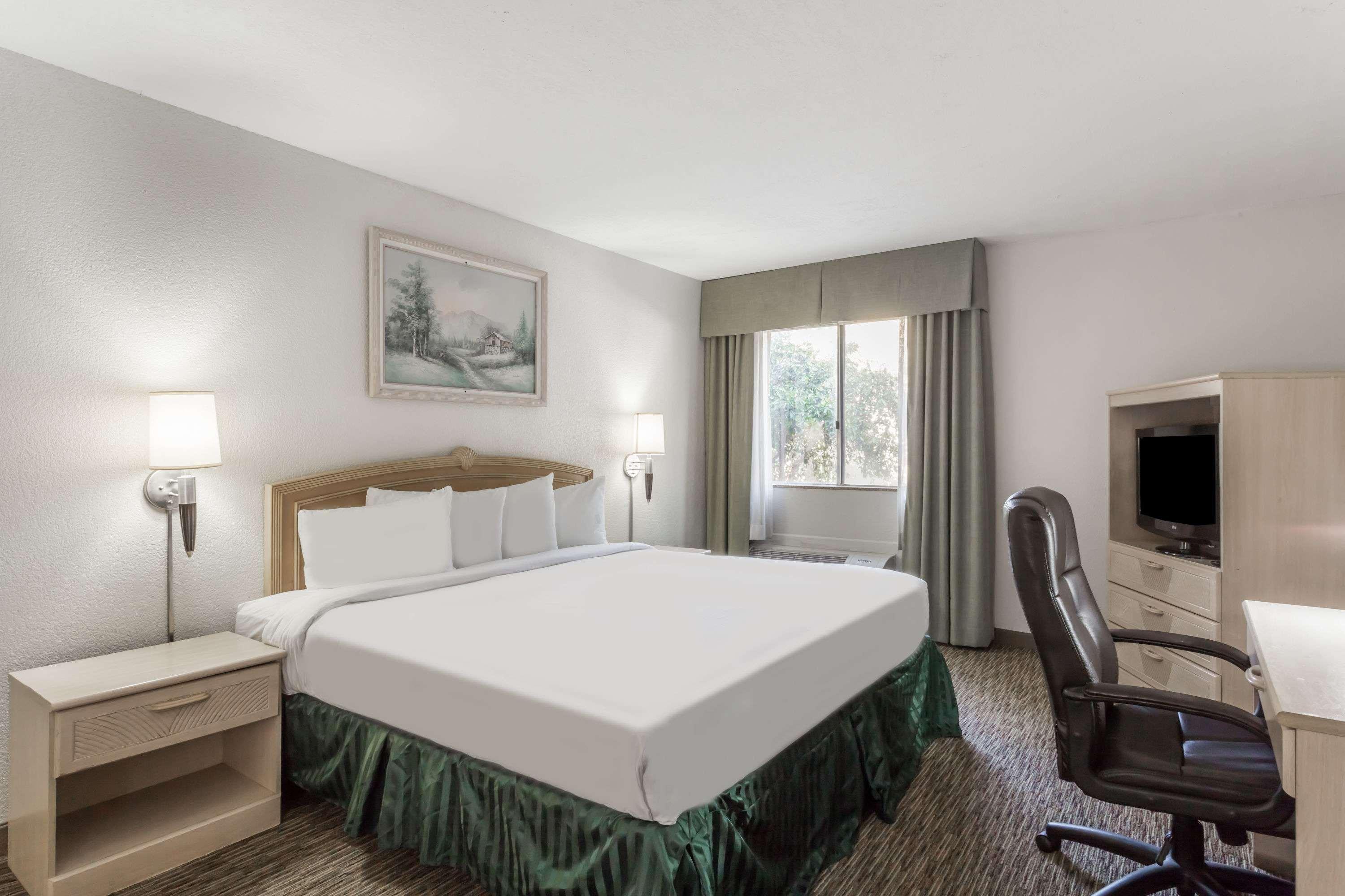Days Hotel By Wyndham Peoria Glendale Area Exteriör bild